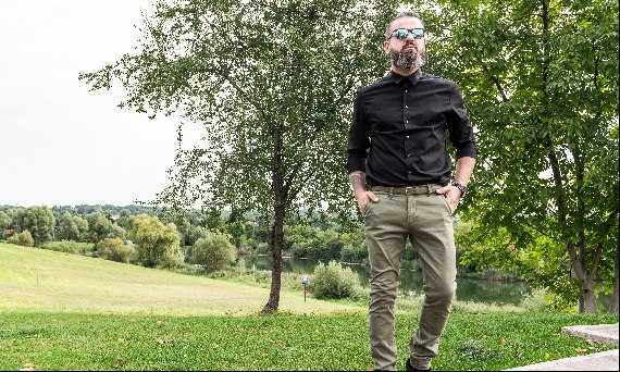 Chinosy – must have w garderobie modnego mężczyzny